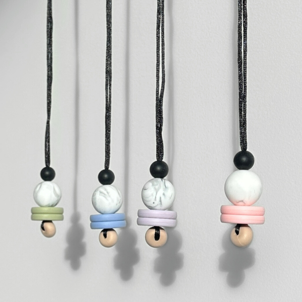 Breastfeeding Necklace - Distraction Aid for Nursing Babies