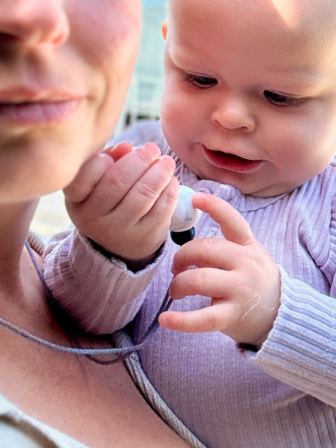 Breastfeeding Necklace - Distraction Aid for Nursing Babies