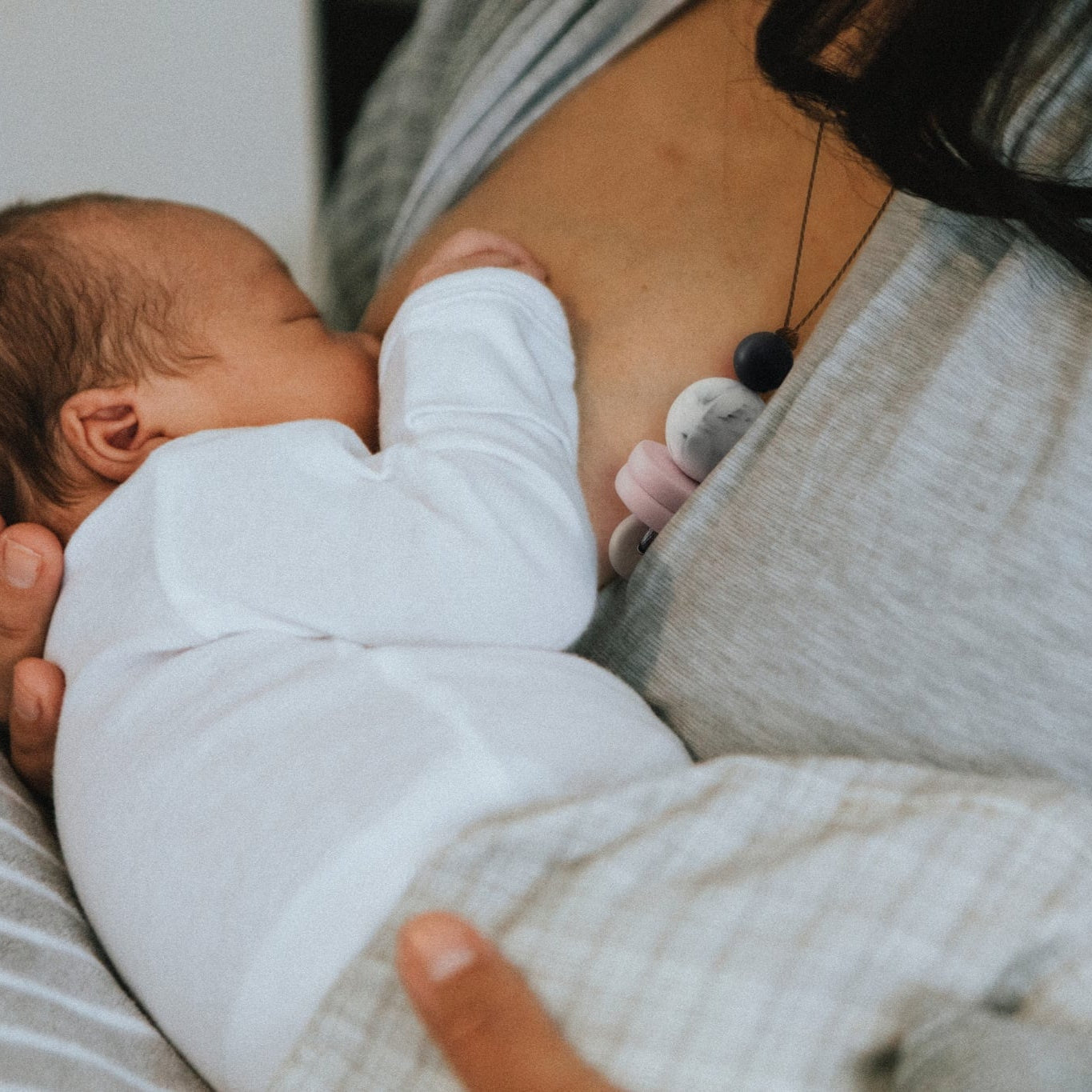 Breastfeeding Necklace - Distraction Aid for Nursing Babies
